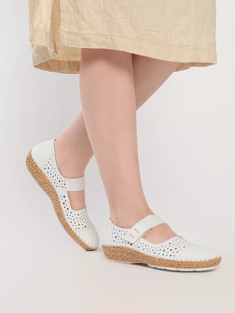 Туфли белого цвета со сквозной перфорацией